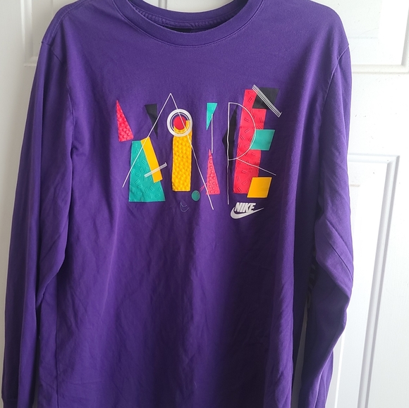 Nike Sportswear Long Sleeve Embossed Graphic Print T-shirt Size XL Purple Tee. - Picture 4 of 4